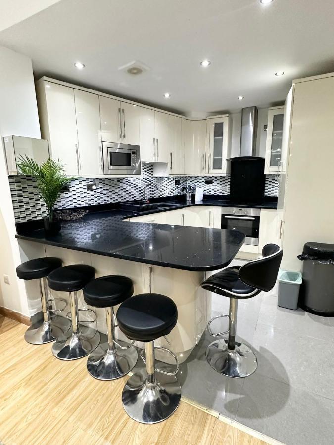 Retreat To A Stylish Ensuite In Londra Esterno foto